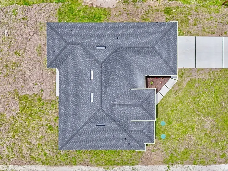 548 Long Island St E — Photo 5