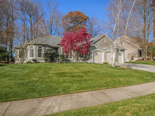 1969 Oak Hollow Rd NW, Grand Rapids, MI 49504