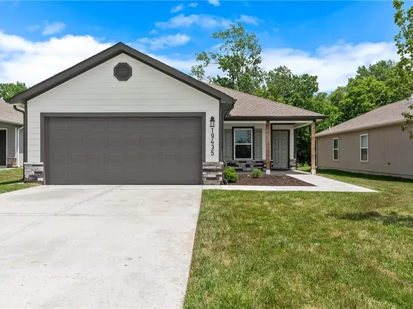 2790 Woodfield Dr, Tonganoxie, KS 66086