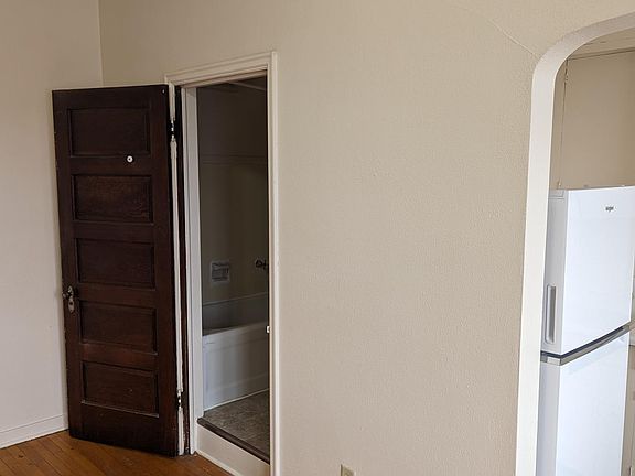 5th image of 324 1/2 Kittson Ave #B5
