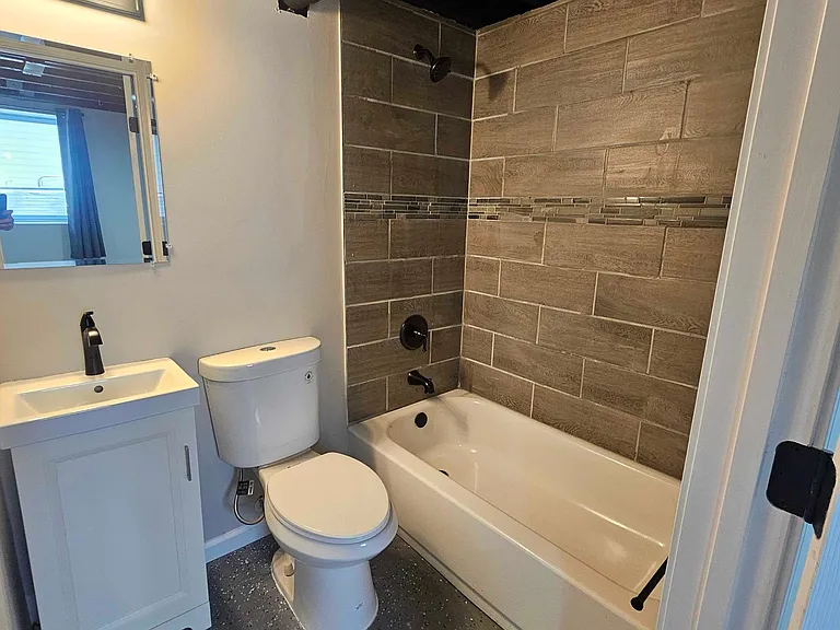 120 Perthshire Rd — Photo 15