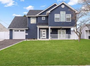 31 Collector Ln, Levittown, NY 11756