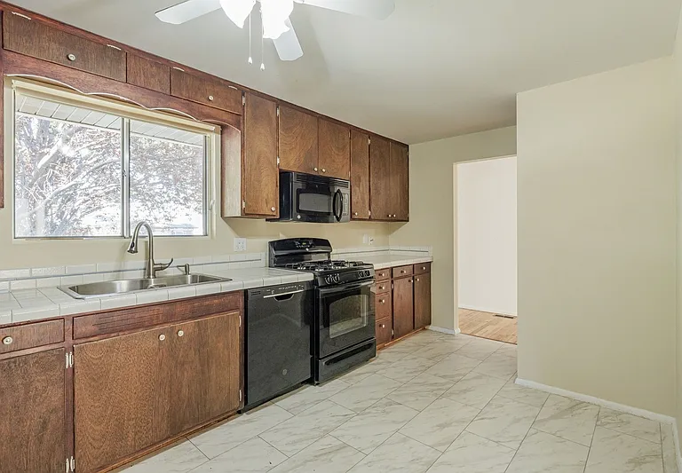718 Brassie Dr — Photo 5