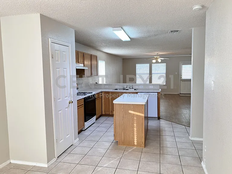 2217 Lookout Ln — Photo 4