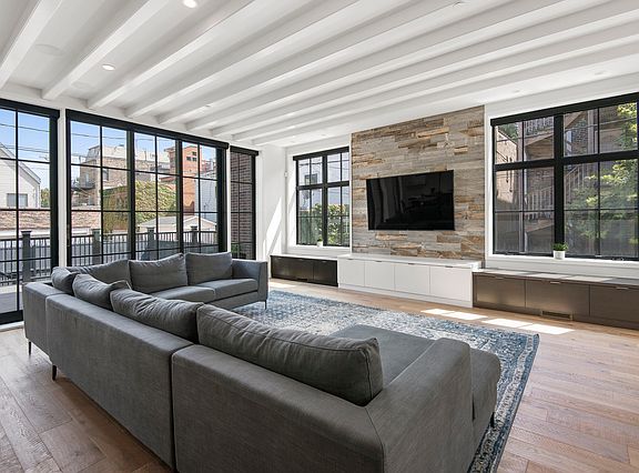 5th image of 1711 N Wolcott Ave