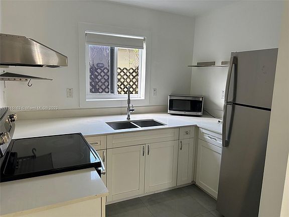 5th image of 8260 Byron Ave APT 4
