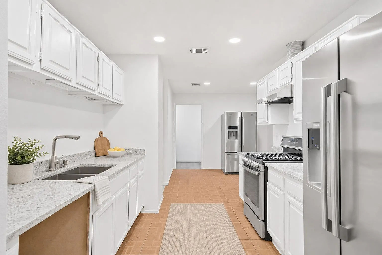 4 bed, 2.0 bath, 2200 sqft, $793 — Photo 3