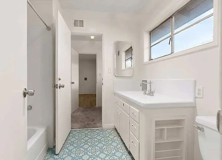 590 N Cambridge St — Photo 13