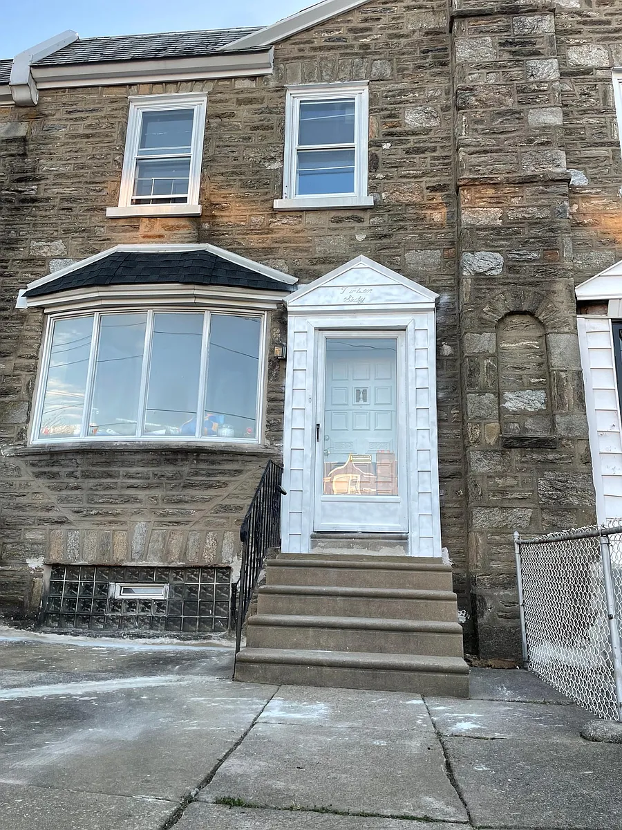 Building Photo - 1360 Unruh Ave