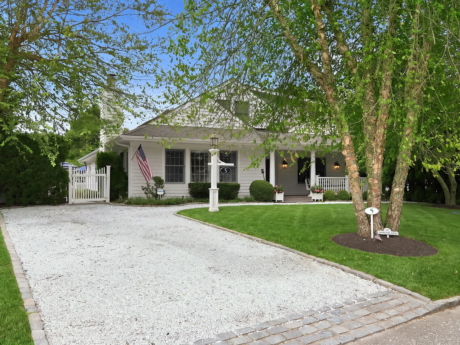 Beautifully Renovated Southampton Village 4 Bedroom Home — Photo 4