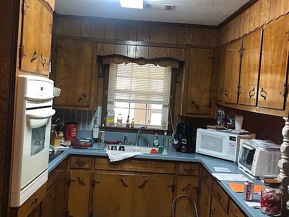 Kitchen w/new counters
