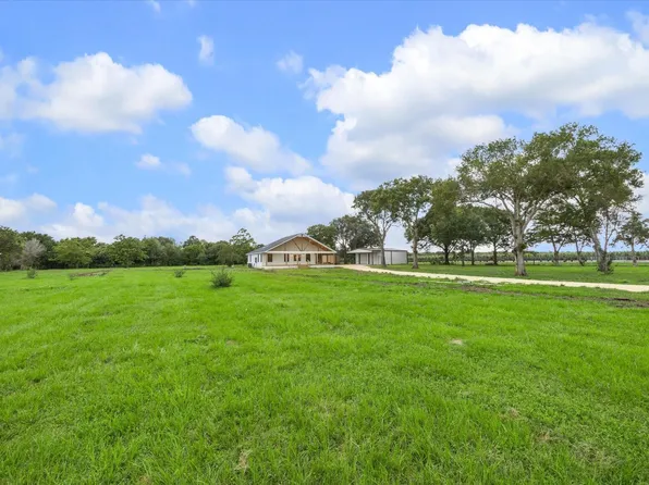 1935 Willow Rd, Wallis, TX 77485