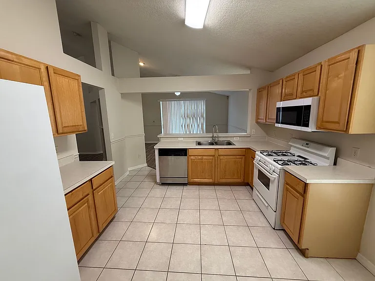 12464 Castlemain Trl — Photo 7