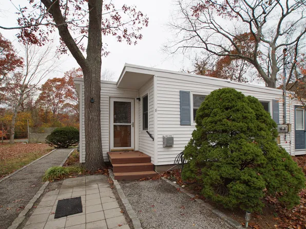 12 E Tiana Rd Unit 6, Hampton Bays, NY 11946