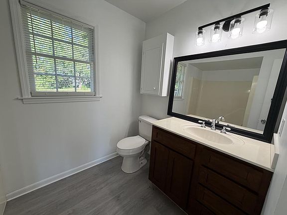 3rd image of 14 Wedgefield Dr