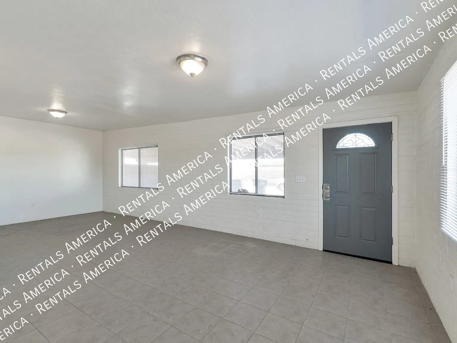 Bright and Spacious 3 Bedroom, 2 Bath Duplex — Photo 1