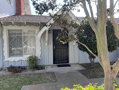 668 Center St #B Photo 1 668 Center St #B Photo 1
