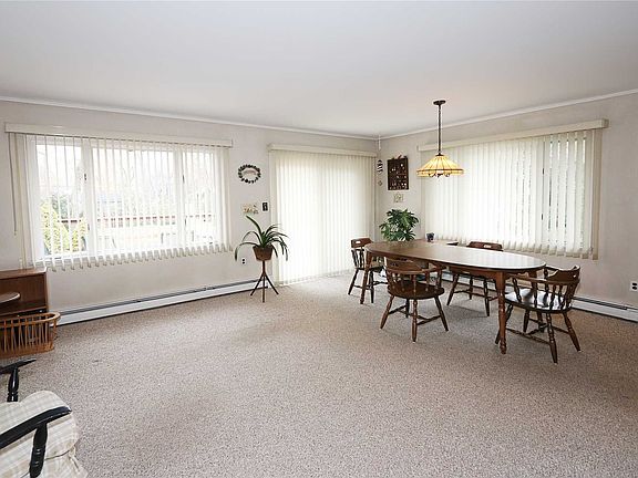 5th image of 8 Evans Ct