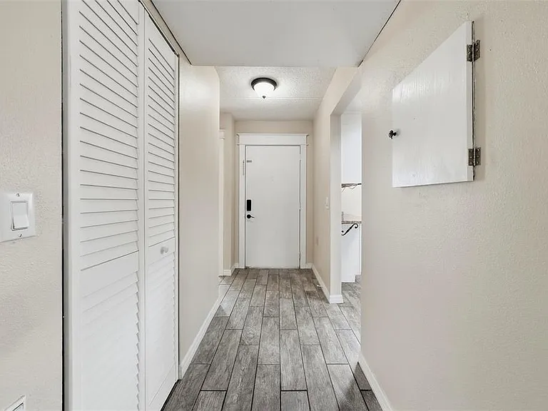 3821 N Oak Dr #J21 — Photo 3