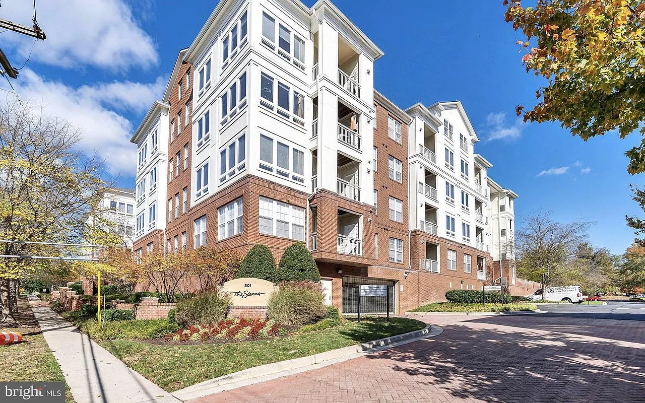 1 bed, 1.5 bath, 1039 sqft, $2,350 — Photo 1