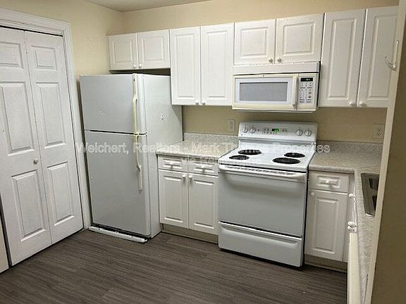 5th image of 929 Morreene Rd APT D23