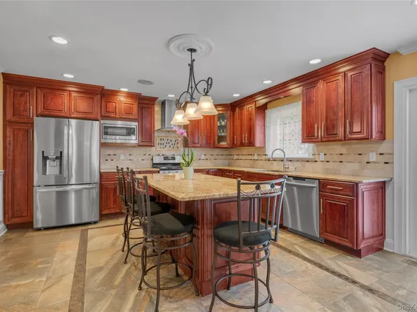 10 Field Avenue, Hicksville, NY 11801