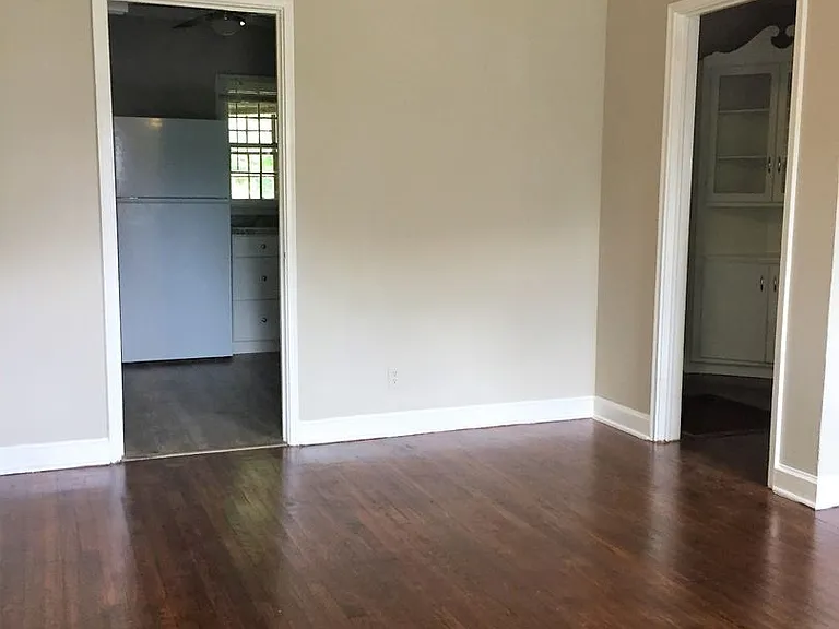210 Lakewood Dr SE — Photo 2