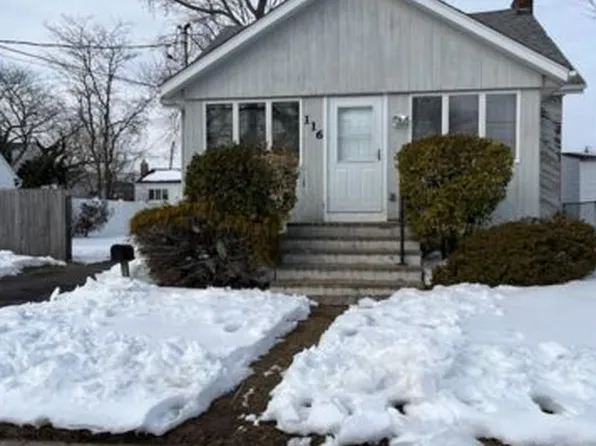 116 W Belle Terre Ave, Lindenhurst, NY 11757