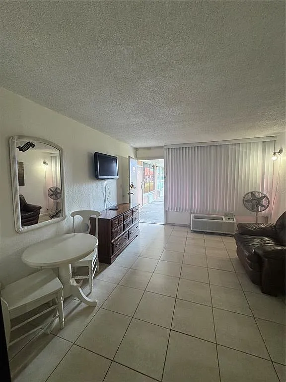 1 bed, 1.0 bath, 300 sqft, $900 — Photo 4