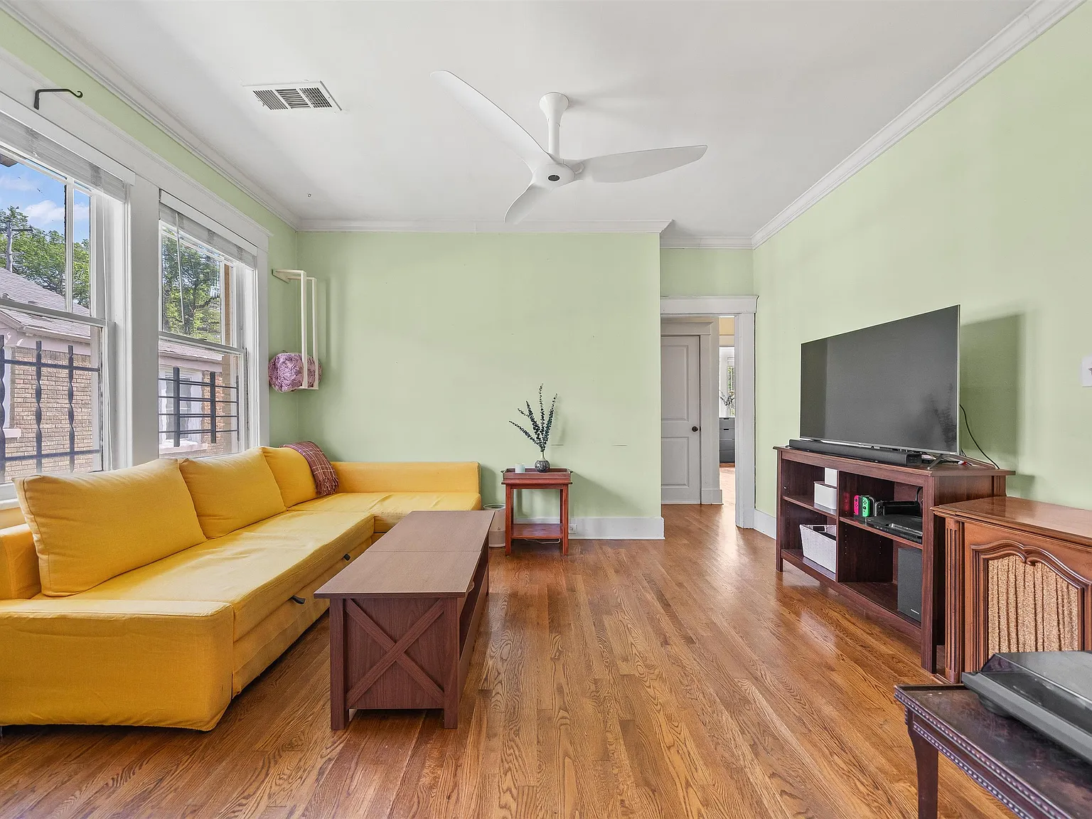 3 bed, 2.0 bath, 1319 sqft, $2,200 — Photo 4