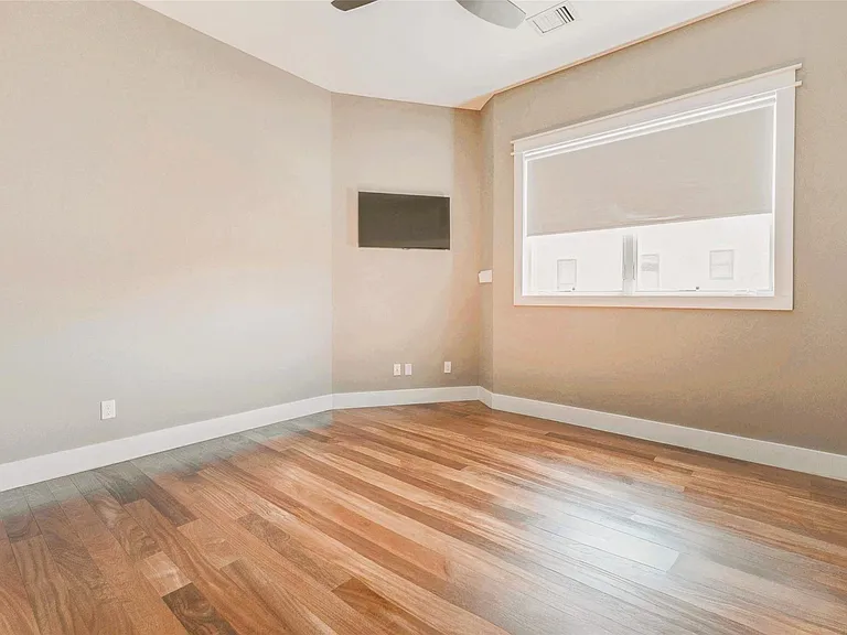 2219 Columbia St — Photo 38