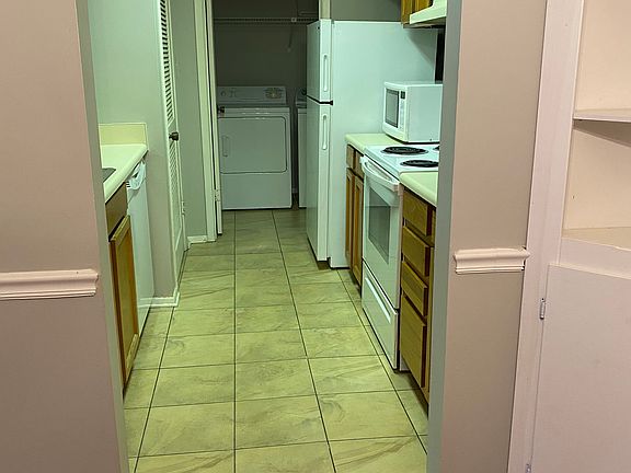 5th image of 715 Tuxworth Cir #715