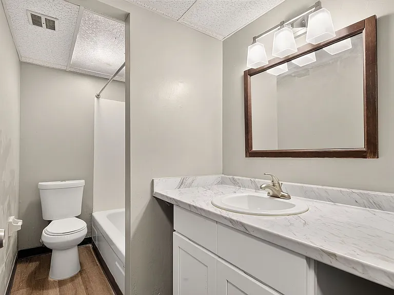 East Towne Apartments — Photo 24