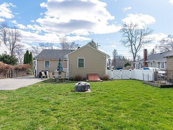 4th image of 462 Groveland St