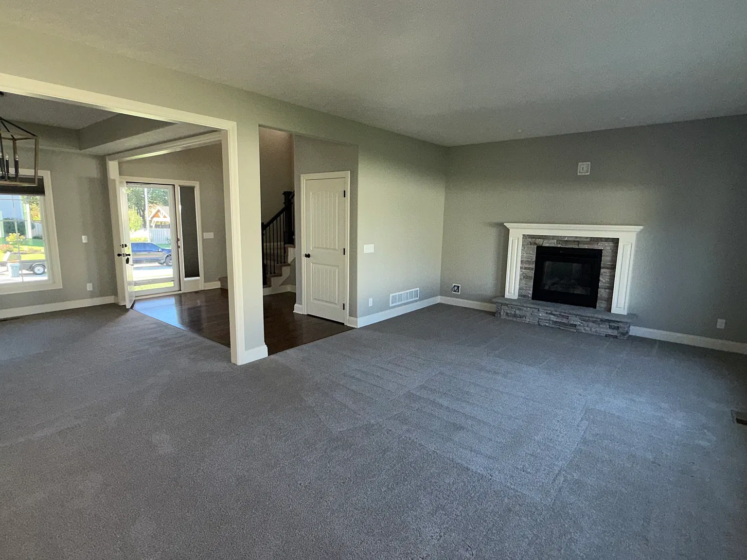 5 bed, 3712 sqft, $3,950 — Photo 3