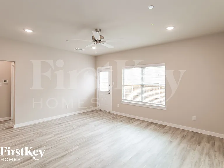 319 Niki Dr — Photo 3