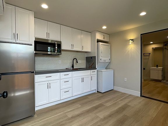 3rd image of 2525 Waverley St #B