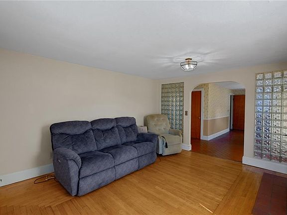 5th image of 147 Bloodgood St