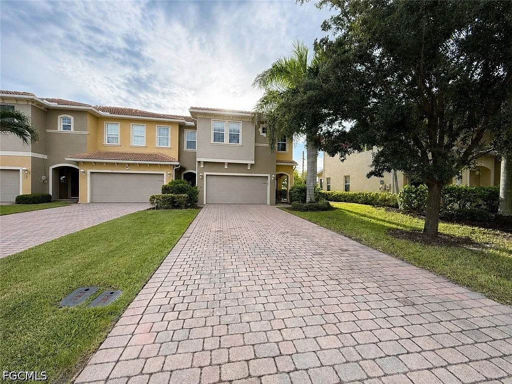 3 bed, 2.5 bath, 2033 sqft, $2,350 — Photo 2