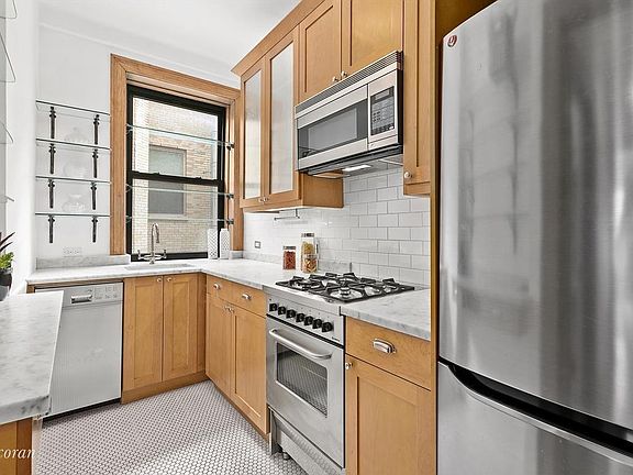 5th image of 176 W 87th St #7A