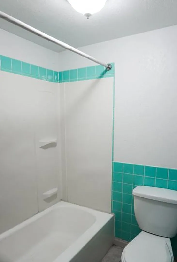 All Utilities And High-Speed Internet Included — Photo 4