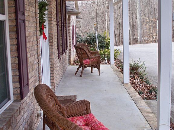 2nd image of 221 Quail Hollow Ln