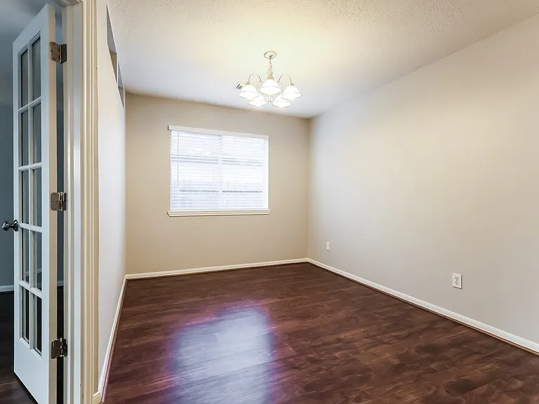 28906 Loddington St — Photo 5