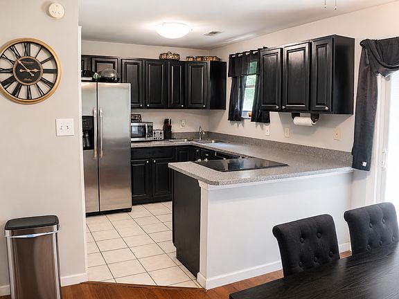 5th image of 2559 Grosvenor Dr