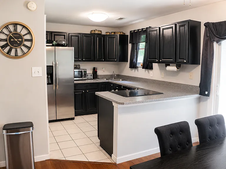 2559 Grosvenor Dr — Photo 5