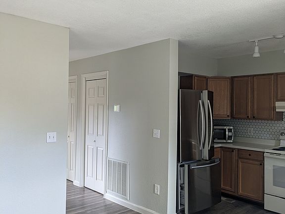 3rd image of 34 S Hazel Ct