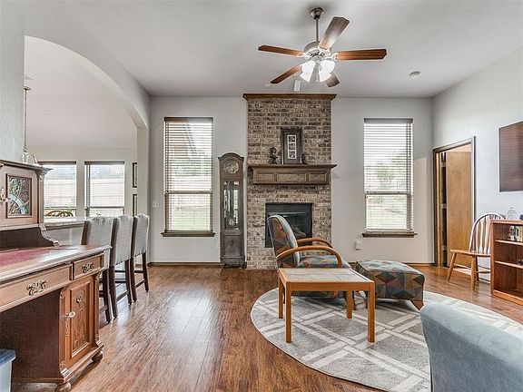 4th image of 300 Lone Oak Dr