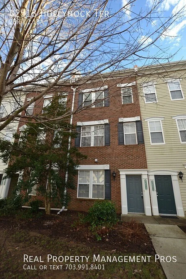 Beautifully Maintained 2 Bedroom 2.5 Bath Townhouse For Rent In the Heart of Ashburn. — Photo 1