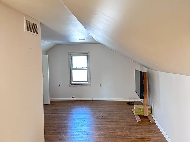 2404 Rowland Ave — Photo 26