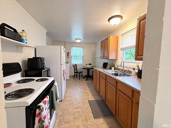 3rd image of 102 N Clark St